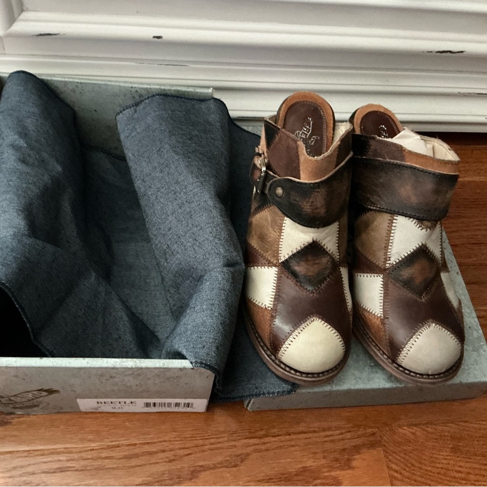 NIB Freebird by Steven Brown and Cream Patchwork Leather Slip-On Clogs
